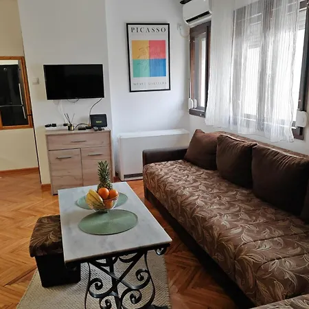 25 Apartment *