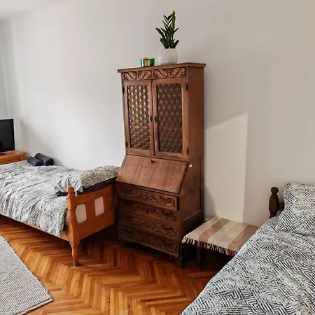 25 Apartment *