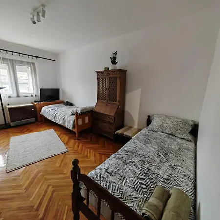 25 Apartment *